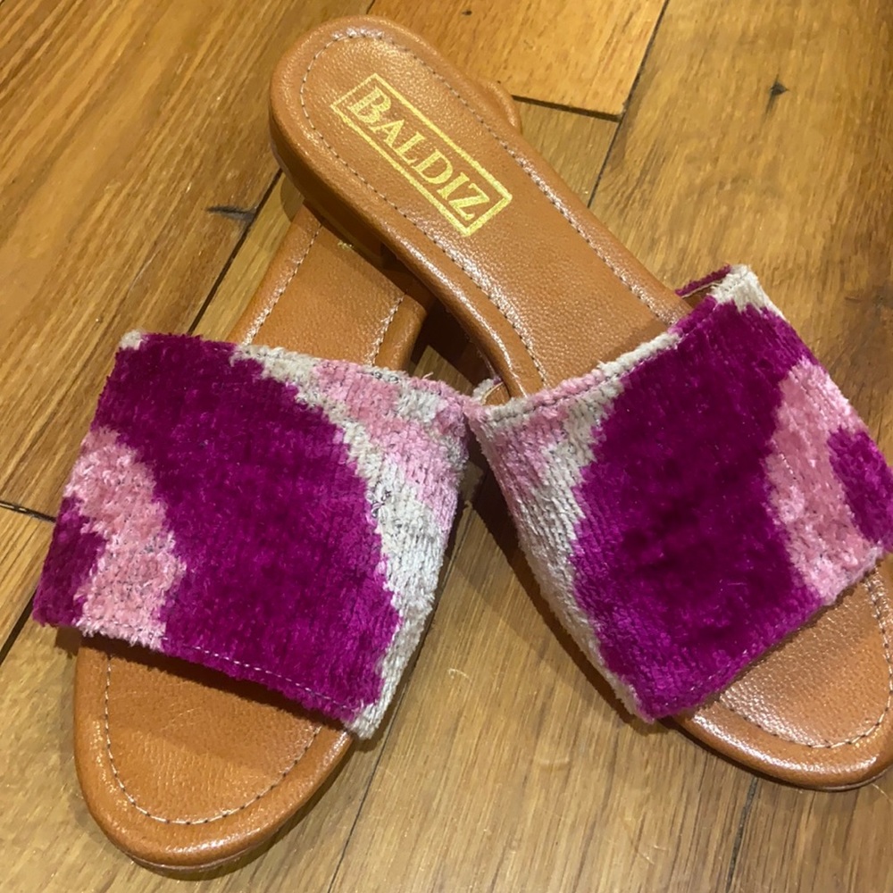 Brand new. Worn once